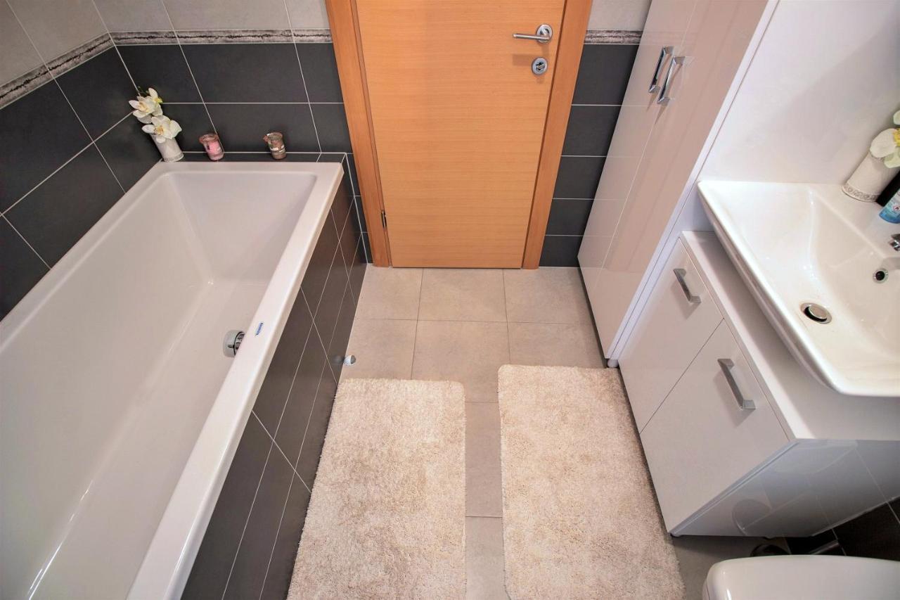 Apartment Lora Omis Exterior photo